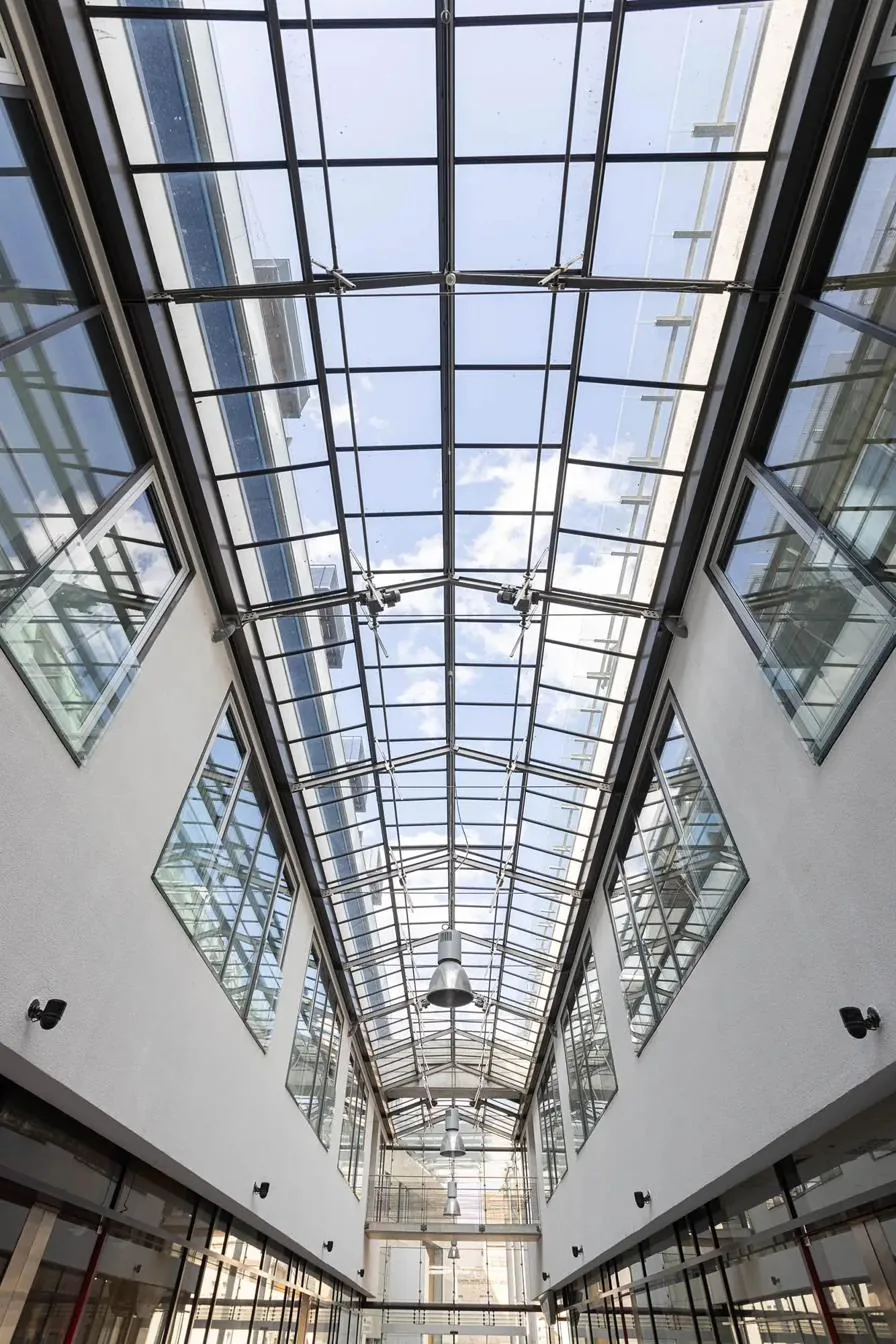 Das glasgedeckte Atrium der KLIA Passage, Hauptsitz der HOM Immobilien
