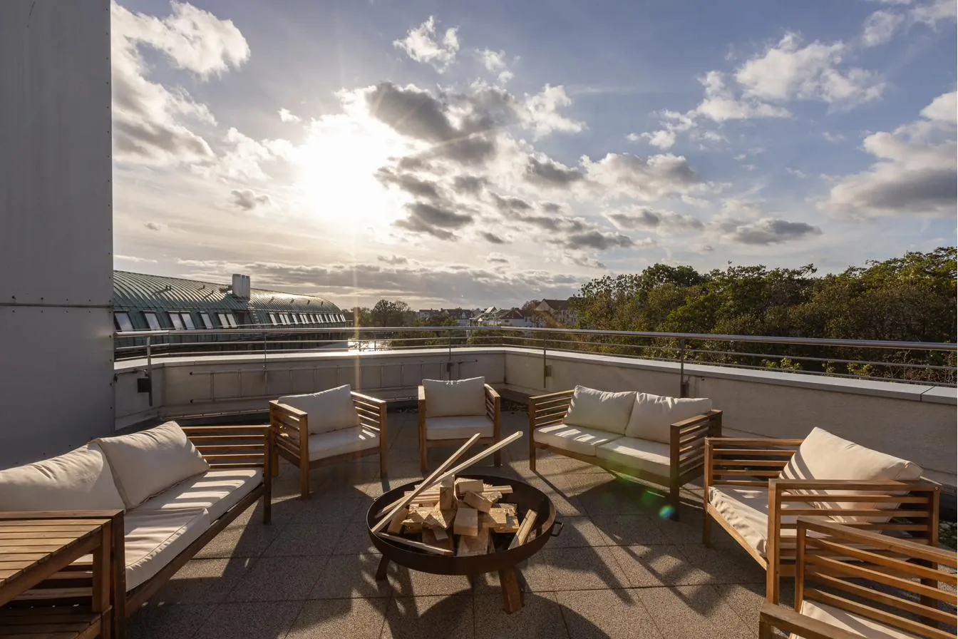 Abendstimmung auf der Dachterrasse der CopperRoof Apartments