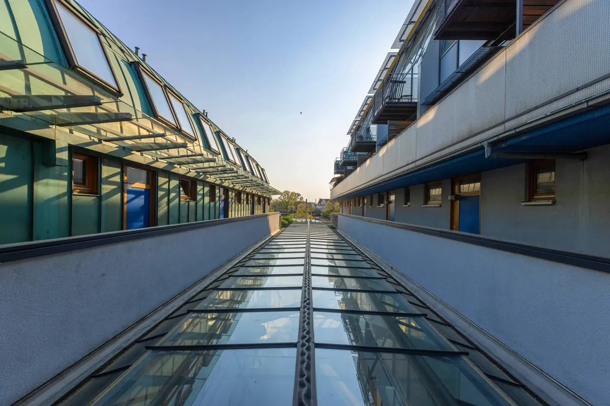 Zwischen Kupferdach und Wohnzeile: das Glasdach der KLIA Passage aus der Dachperspektive