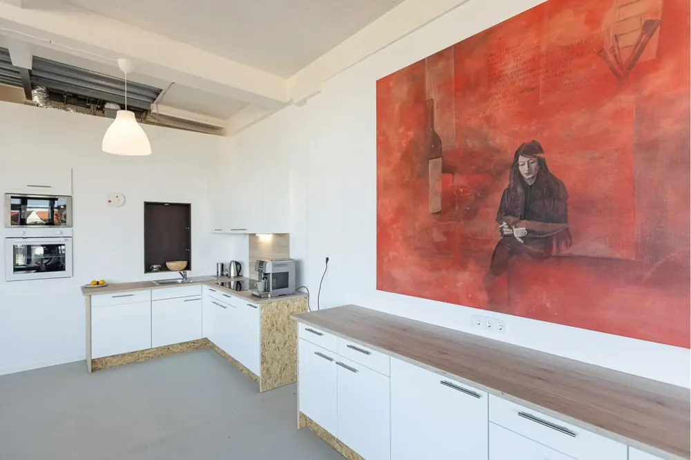 Loftküche mit großformatiger Kunst