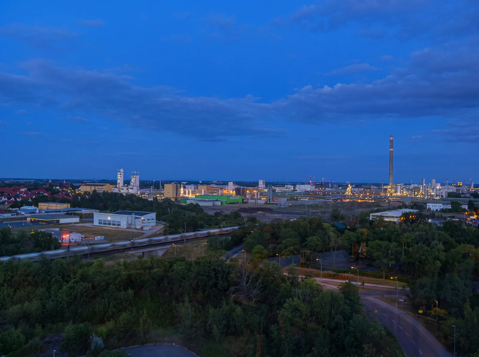 Blaue Stunde über dem Chemiepark Leuna, im Vordergrund die Bahnstrecke nach Merseburg