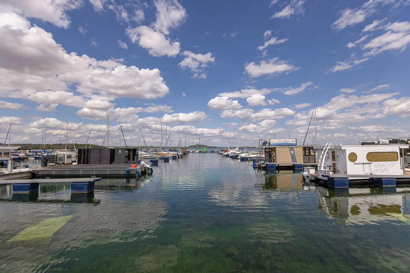 Marina am Geiseltalsee mit Hausbooten