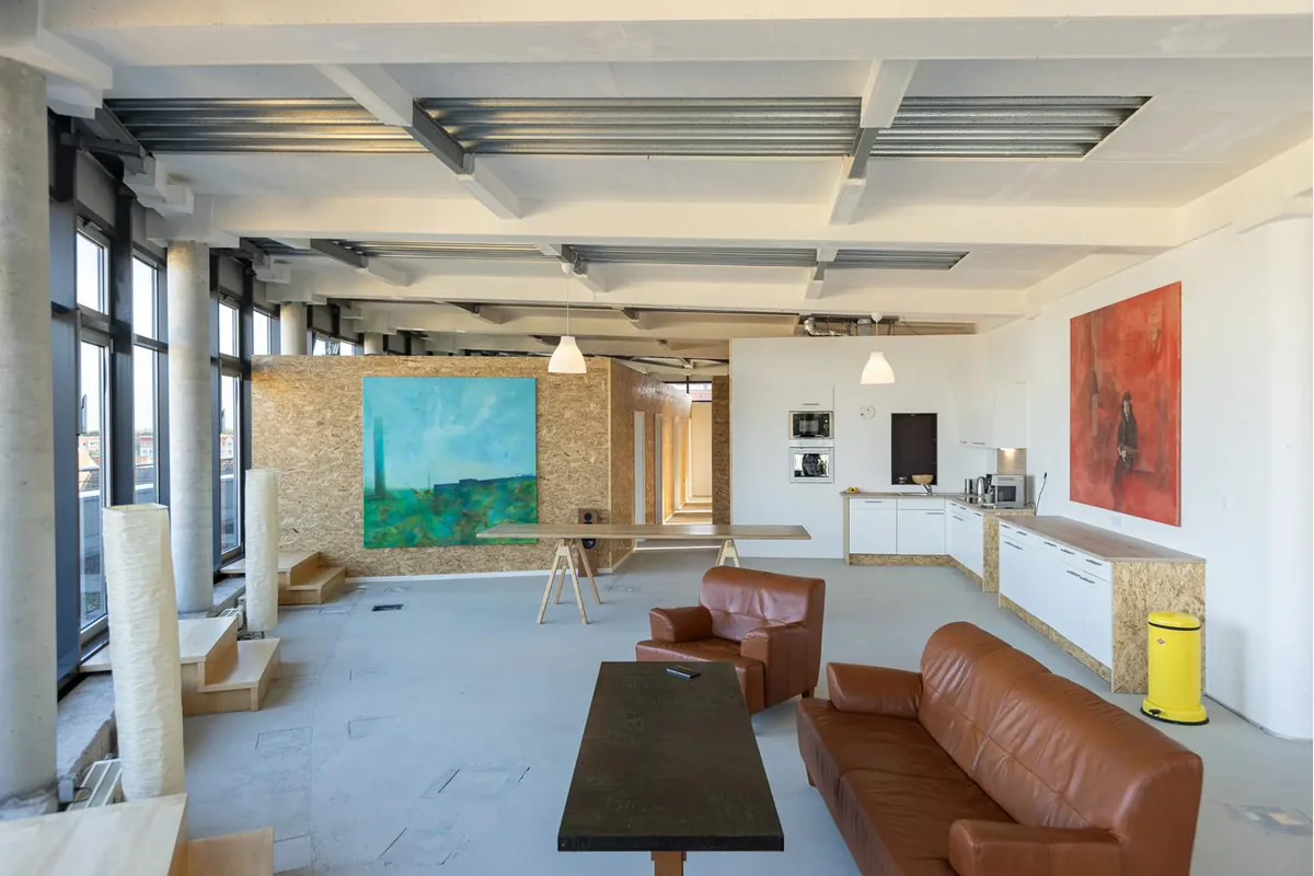 Loftfläche mit Galerie und Kunst