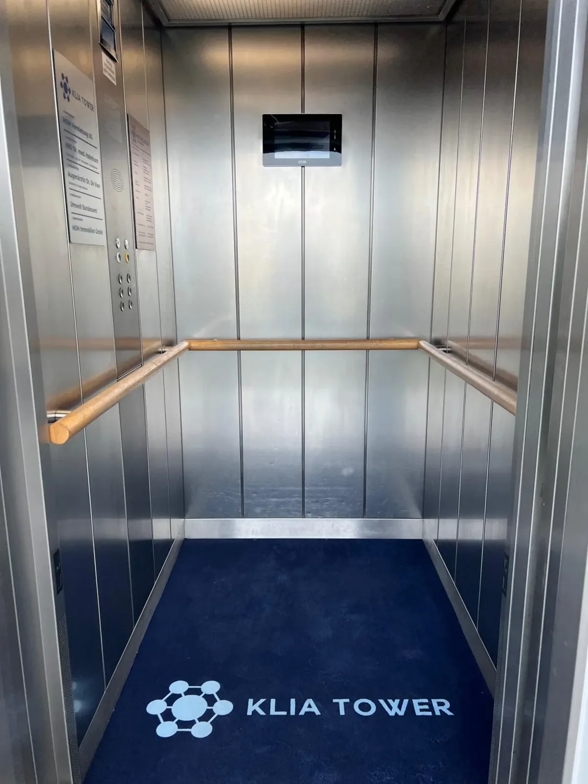 Aufzug im KLIA Tower mit dem Signet der HOM Immobilien