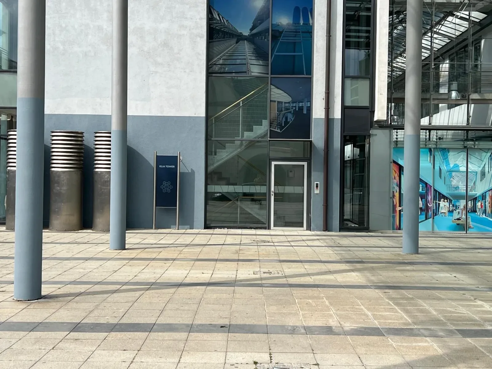 Vorplatz der KLIA Passage mit Säulenreihe und gläsernem Treppenhaus
