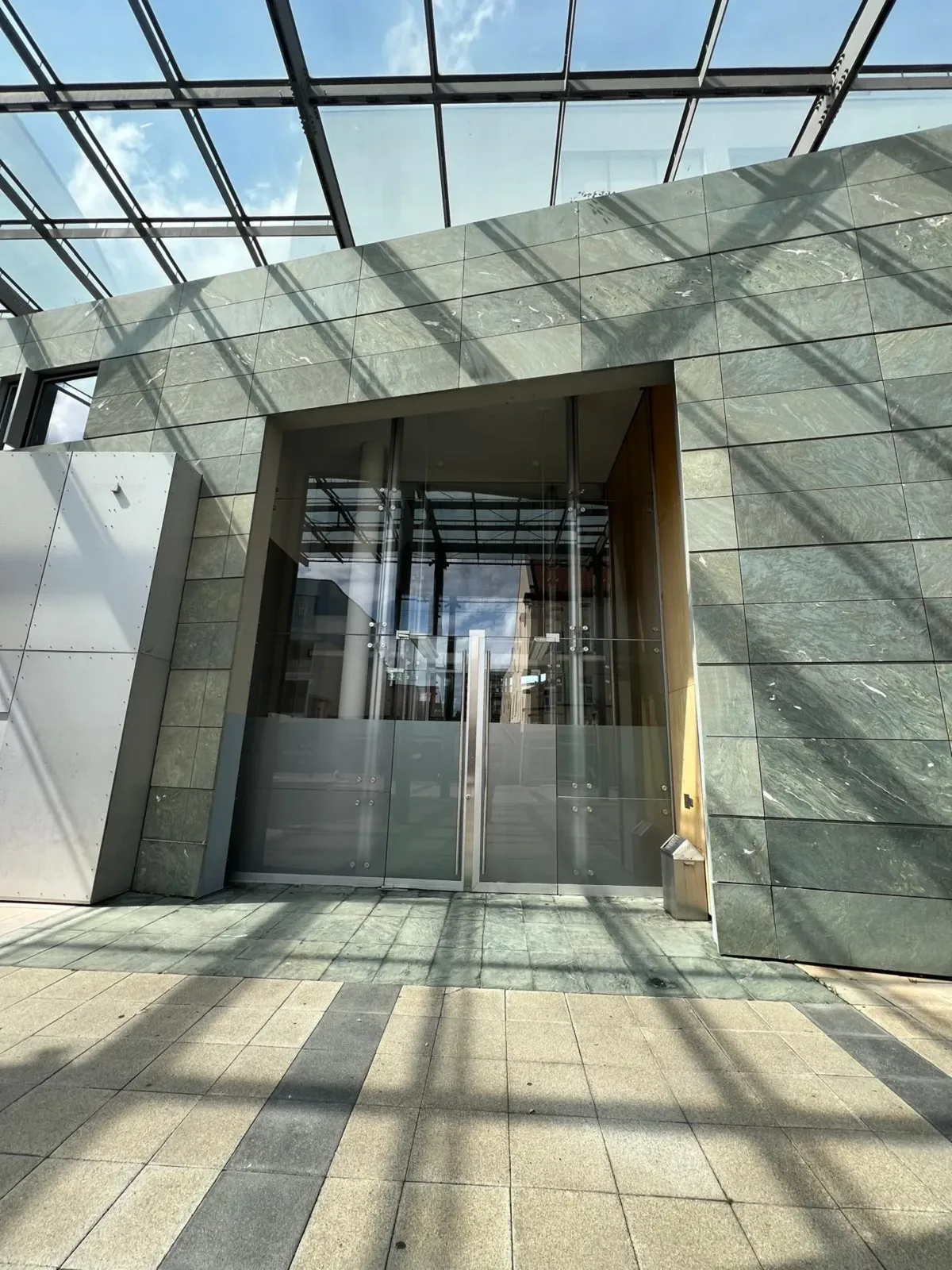 Natursteinportal der KLIA Passage unter dem Glasdach