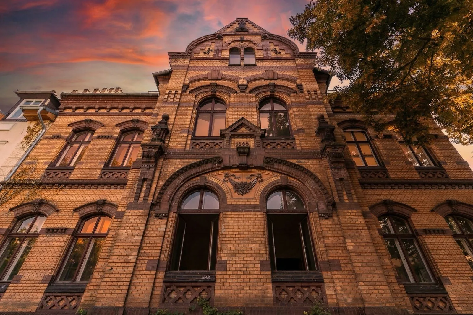 Historisches Backstein-Stadthaus in Forst in der Lausitz im Abendlicht