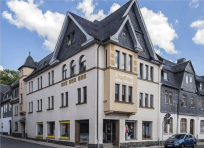 Markantes Eckhaus mit Giebeln im Zentrum von Lehesten