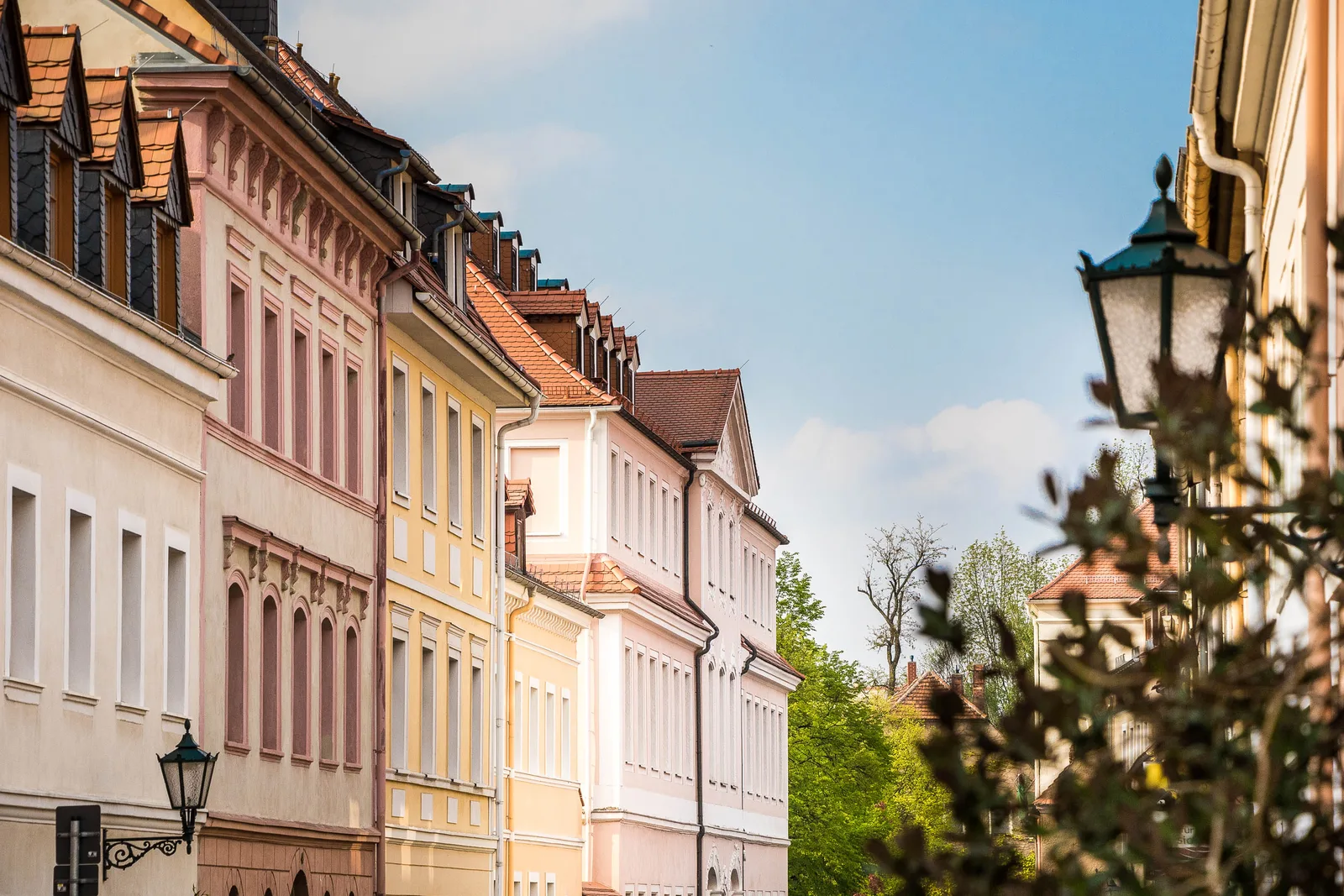 Häuserzeile in Pastelltönen in der Altstadt von Löbau