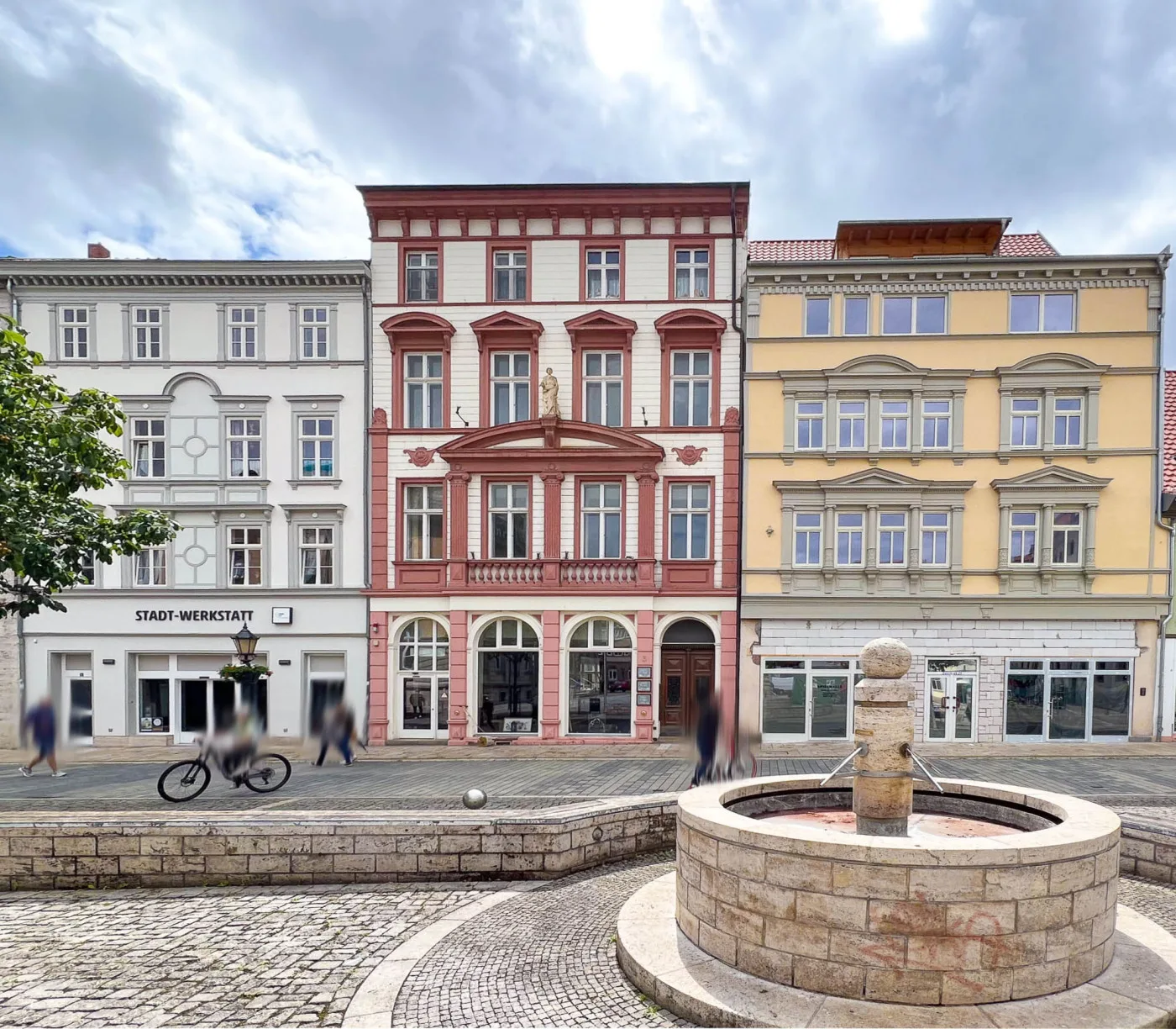 Stadthaus an der Fußgängerzone mit Brunnen in Mühlhausen
