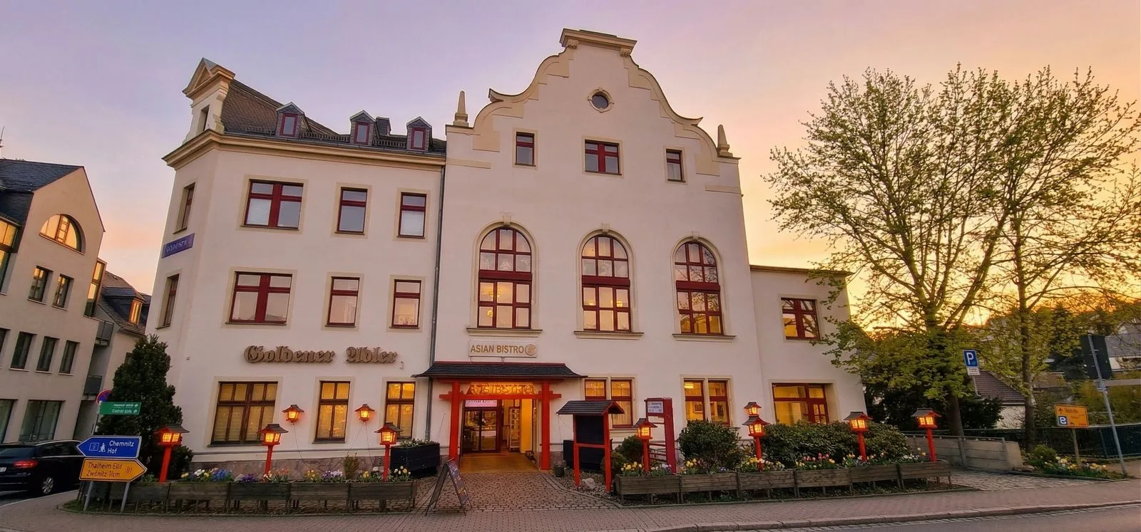Giebelhaus im Zentrum von Stollberg in der Abenddämmerung