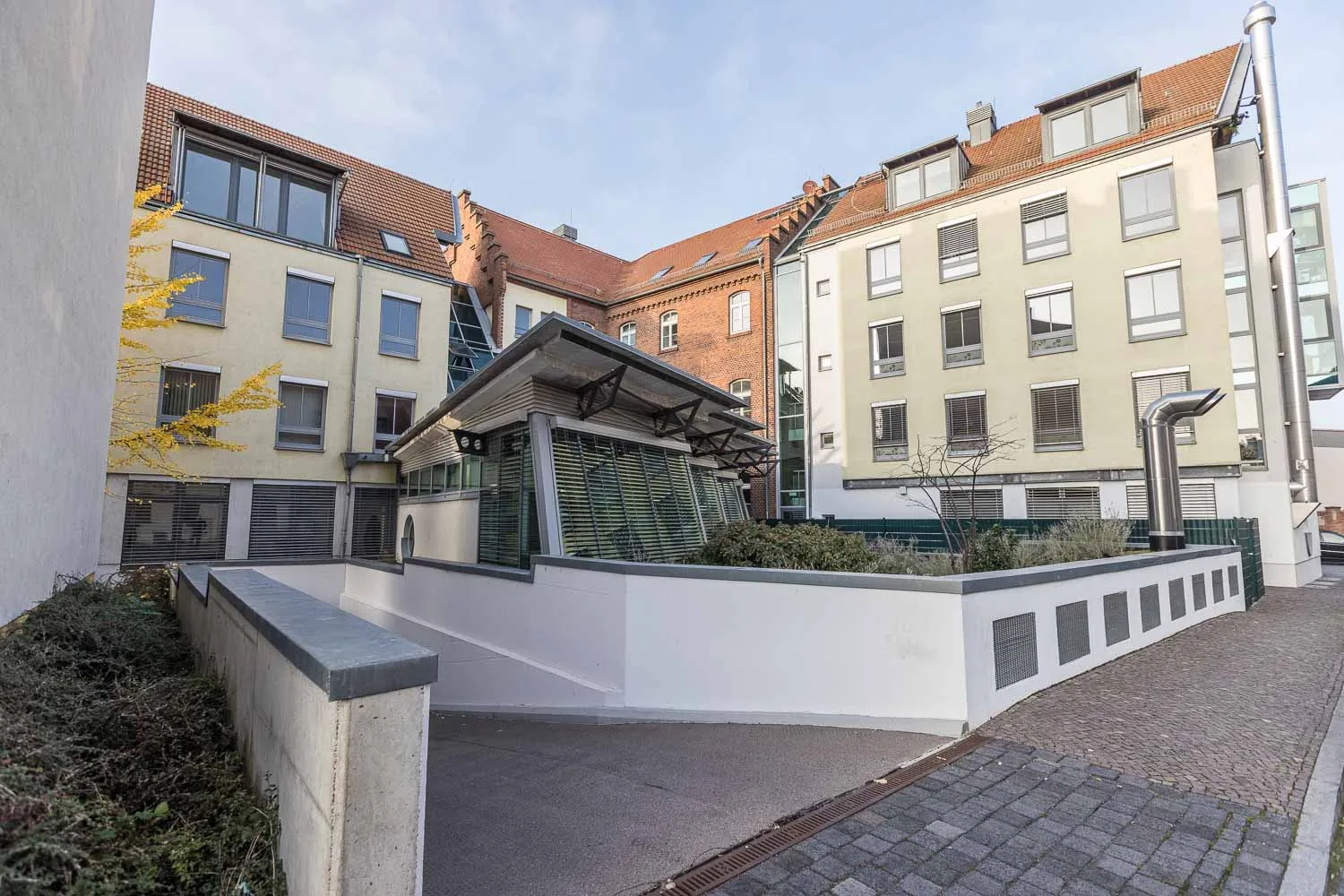 Innenhof mit gläsernem Eingangsbauwerk in Torgau